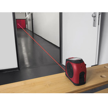 Roter Linienlaser projiziert eine Linie entlang eines Korridors zur Ausrichtung.