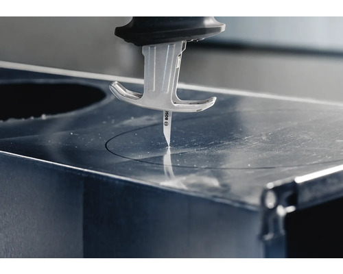 Stichsäge schneidet ein Loch in eine Arbeitsplatte