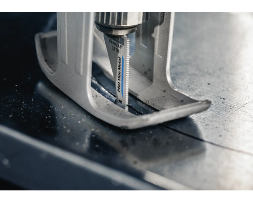 Nahaufnahme einer Stichsäge beim Schneiden von Metall