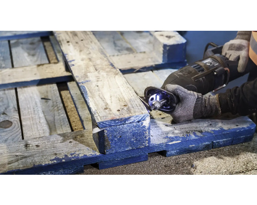 Holzpalette wird mit einer Säbelsäge bearbeitet