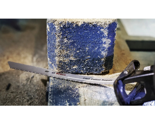 Ein Bosch Säbelsägeblatt zum Reparieren von Paletten beim Sägen eines Holzscheits