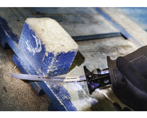 Säbelsäge beim Schneiden eines Holzblocks mit einem Bosch Sägeblatt für Palettenreparatur.