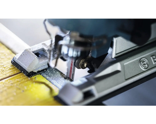 Detailaufnahme einer Stichsäge beim Schneiden von Holz mit Bosch Logo