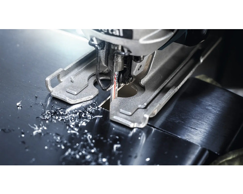 Stichsäge beim Schneiden von Metall mit Metallspänen