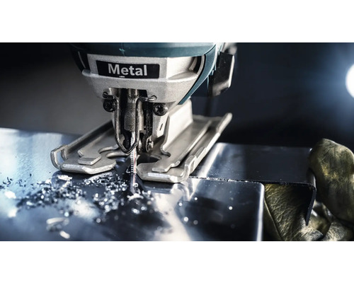 Stichsäge beim Schneiden von Metall mit Metallspänen