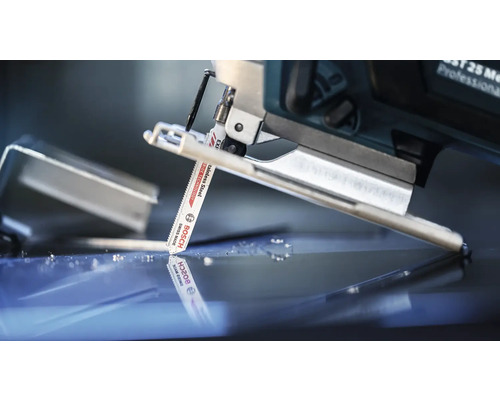 Detailaufnahme einer Stichsäge beim Schneiden von Material