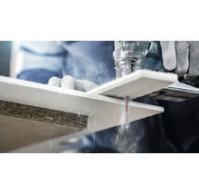 Eine Stichsäge schneidet ein Werkstück aus Holz.
