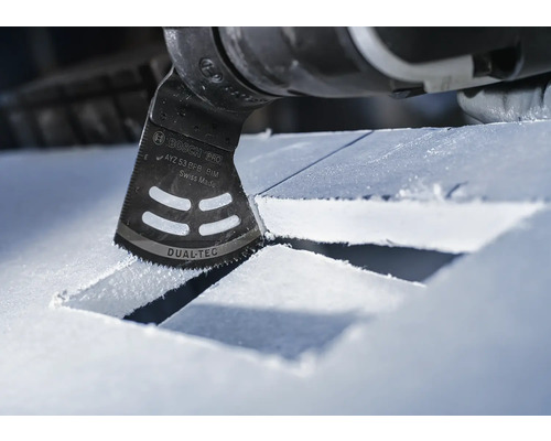 Bosch Pro Tauchsägeblatt beim Sägen eines Lochs in ein Material