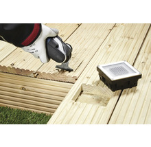 Installation einer Terrassenbeleuchtung in Holzdielen mit einer Säge