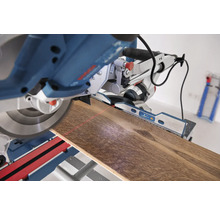 Kapp- und Gehrungssäge schneidet ein Holzbrett mit Laserführung.