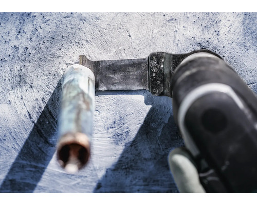 Oszillierendes Multifunktionswerkzeug mit Sägeblatt schneidet ein Rohr