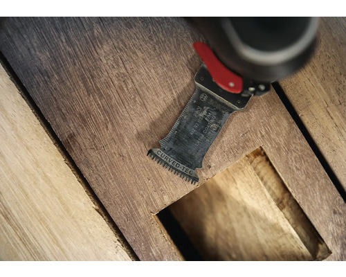 Oszillierendes Werkzeug schneidet Holzbalken mit Bosch Logo
