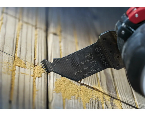 Bosch Logo. Tauchsägeblatt beim Schneiden von Holz.