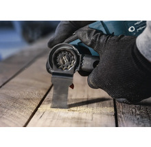 Multifunktionswerkzeug im Einsatz beim Sägen von Holz