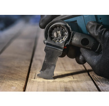 Multifunktionswerkzeug beim Schneiden von Holz