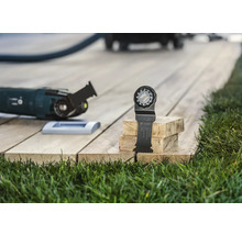 Oszillierende Säge mit Sägeblatt auf Holz