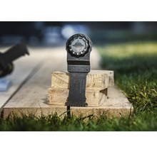 Oszillierendes Sägeblatt für Holz auf Holzblock