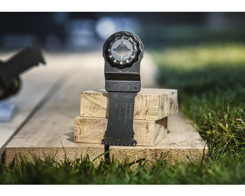 Oszillierendes Sägeblatt für Holz auf Holzblock