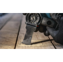 Oszillierendes Multitool im Einsatz auf Holz