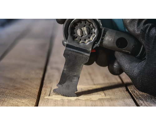 Oszillierendes Multitool im Einsatz auf Holz
