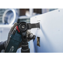 Multifunktionswerkzeug im Einsatz beim Sägen in eine Platte