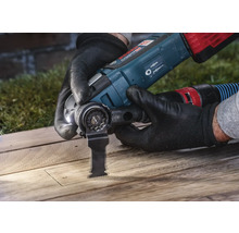 Multifunktionswerkzeug im Einsatz zum Schneiden von Holz