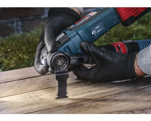 Multifunktionswerkzeug im Einsatz zum Schneiden von Holz