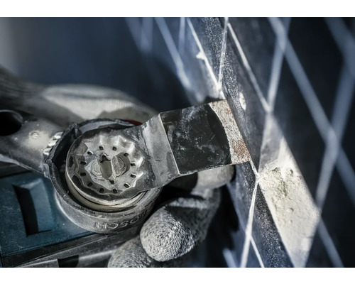 Multifunktionswerkzeug im Einsatz beim Schneiden eines Metallgitters