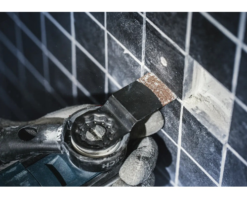 Oszillierendes Werkzeug schneidet Fliesen