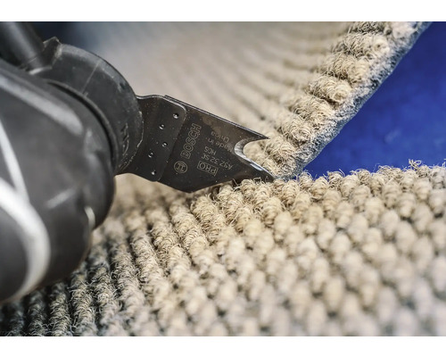 Bosch Multifunktionswerkzeug schneidet Teppich