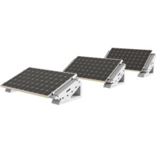 Drei Solarmodule mit Montageständern für die Solarinstallation