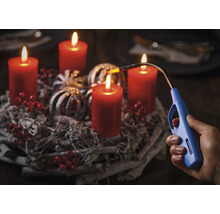 Adventskranz mit vier brennenden Kerzen und ein Stabfeuerzeug in einer Hand