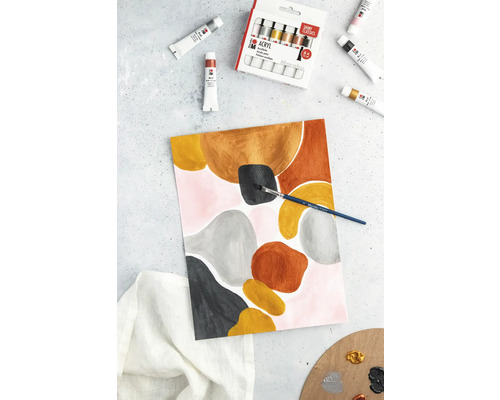 Abstrakte Malerei mit Acrylfarben, Pinsel und Farbpalette