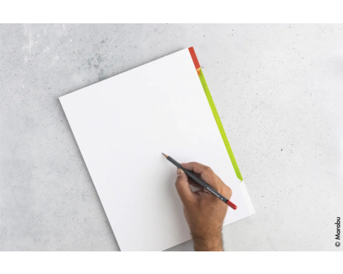 Eine Hand zeichnet mit einem Bleistift auf ein Blatt Papier auf einem Block.