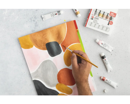 Gemaltes abstraktes Kunstwerk mit Acrylfarben und Pinsel.