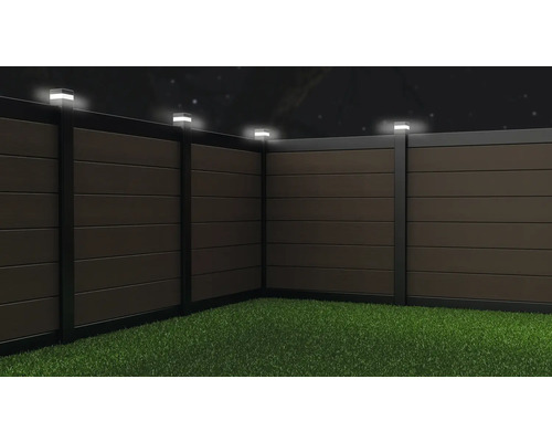 Holzzaun mit integrierter Beleuchtung im Garten