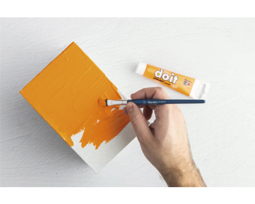 Malen einer Leinwand mit einem Pinsel und Farbe