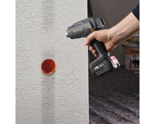 Steinel Heißluftpistole MH 1 im Einsatz an einer Wand mit Installationsdose