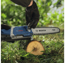 Bosch Akku-Kettensäge im Einsatz zum Schneiden eines Baumstamms