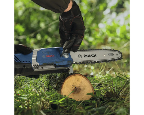 Bosch Akku-Kettensäge im Einsatz zum Schneiden eines Baumstamms