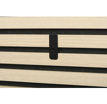 Nahaufnahme einer Akustikplatte aus Holz mit schwarzem Befestigungselement