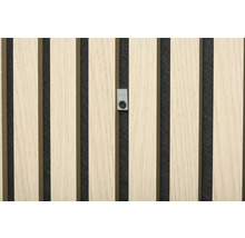 Nahaufnahme einer Akustikplatte mit Holzlatten und Befestigungsclip