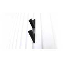 Schwarze Wandgarderobe mit drei Haken