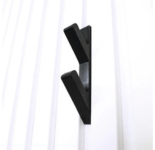 Schwarzer Garderobenhaken an einer weißen Wand