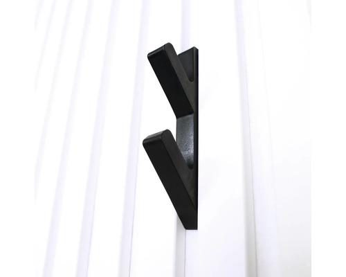 Schwarzer Garderobenhaken an einer weißen Wand