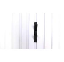 Schwarzer Garderobenhaken an weißer Holzwand