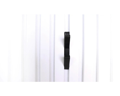 Schwarzer Garderobenhaken an weißer Holzwand