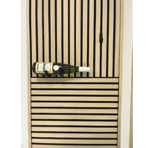 Holzpaneel mit waagerechten und senkrechten Leisten und Weinflasche