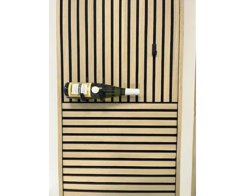 Holzpaneel mit waagerechten und senkrechten Leisten und Weinflasche