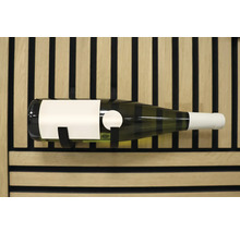 Eine grüne Weinflasche liegt in einem Weinregal.